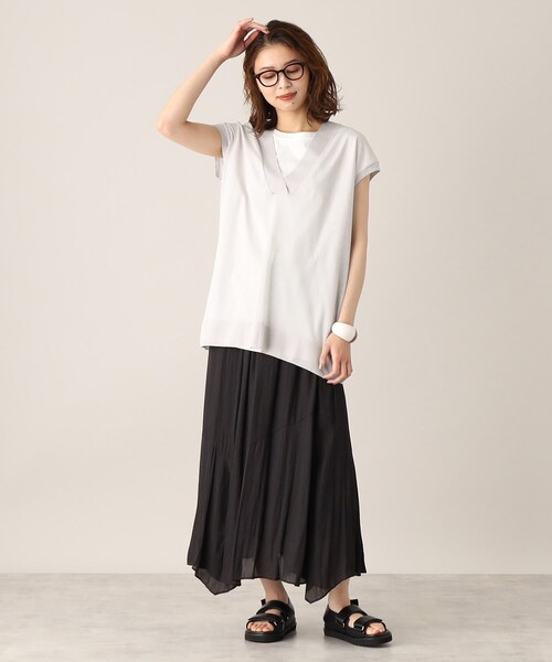 UNTITLED（アンタイトル）の「◆【1枚で決まる、2点セット／洗える】Vネックシアーニット レイヤードトップス（その他トップス・レディース・ネイビー/グレー系/ライトベージュ/グレー系その他・04/44/48/02/00）」の11枚目の写真