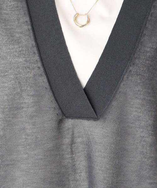 UNTITLED（アンタイトル）の「◆【1枚で決まる、2点セット／洗える】Vネックシアーニット レイヤードトップス（その他トップス・レディース・ネイビー/グレー系/ライトベージュ/グレー系その他・04/44/48/02/00）」の14枚目の写真