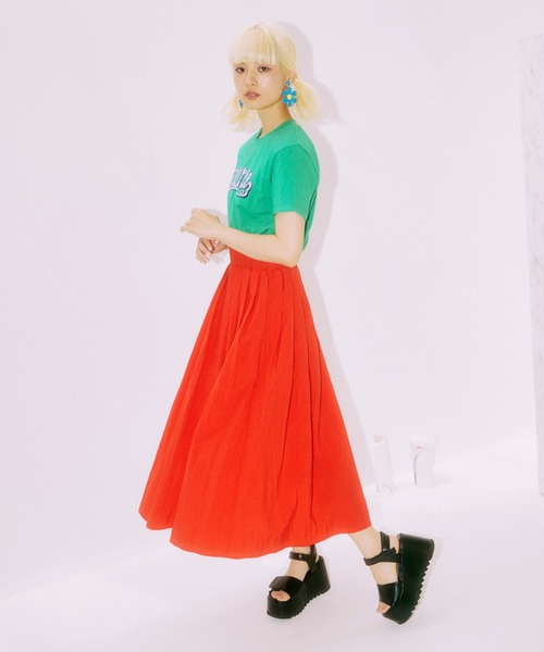 PUNYUS(プニュズ)の「ナイロンフレアロングスカート(スカート・レディース・グリーン/ブルー/ブラック/レッド・4/2/3/1)」の2枚目の写真