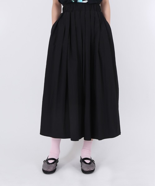 PUNYUS(プニュズ)の「ナイロンフレアロングスカート(スカート・レディース・グリーン/ブルー/ブラック/レッド・4/2/3/1)」の3枚目の写真