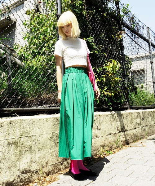 PUNYUS(プニュズ)の「ナイロンフレアロングスカート(スカート・レディース・グリーン/ブルー/ブラック/レッド・4/2/3/1)」の5枚目の写真