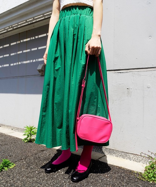 PUNYUS(プニュズ)の「ナイロンフレアロングスカート(スカート・レディース・グリーン/ブルー/ブラック/レッド・4/2/3/1)」の22枚目の写真