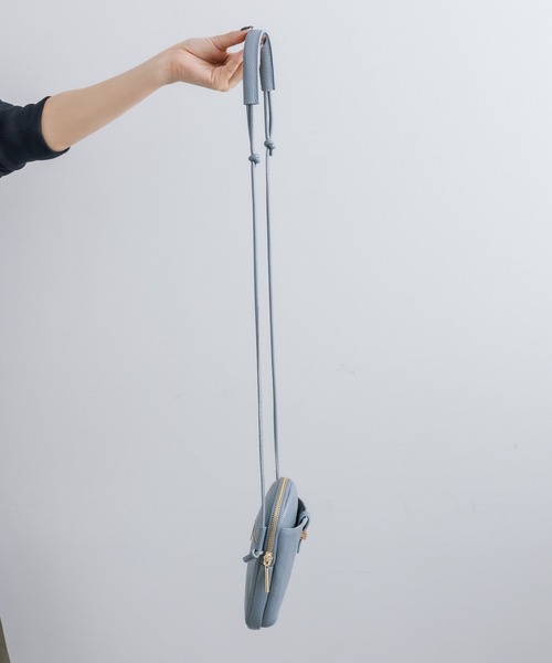 ear PAPILLONNER(イアパピヨネ)の「《牛革》メタルバーモバイルポシェット(ショルダーバッグ・レディース・スカイブルー/ホワイト・FREE)」の4枚目の写真