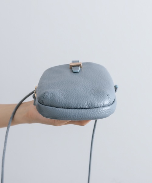 ear PAPILLONNER(イアパピヨネ)の「《牛革》メタルバーモバイルポシェット(ショルダーバッグ・レディース・スカイブルー/ホワイト・FREE)」の6枚目の写真