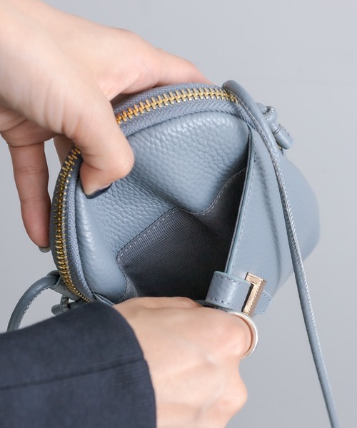 ear PAPILLONNER(イアパピヨネ)の「《牛革》メタルバーモバイルポシェット(ショルダーバッグ・レディース・スカイブルー/ホワイト・FREE)」の10枚目の写真