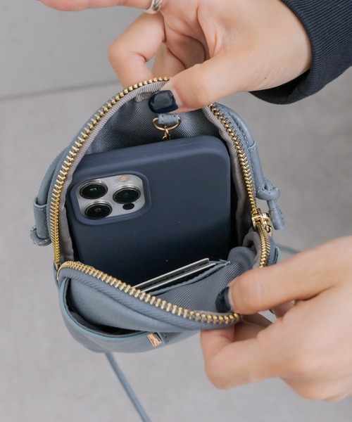 ear PAPILLONNER(イアパピヨネ)の「《牛革》メタルバーモバイルポシェット(ショルダーバッグ・レディース・スカイブルー/ホワイト・FREE)」の13枚目の写真