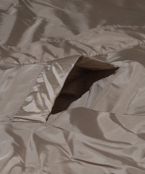 JOHN'S CLOSET(ジョンズクローゼット)の「【40I】エコダウン モンスターパーカー(ミリタリージャケット・メンズ・ベージュ/カーキ/ブラック・LARGE/MEDIUM)」の21枚目の写真