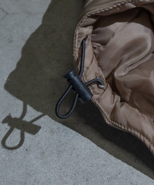 JOHN'S CLOSET(ジョンズクローゼット)の「【40I】エコダウン モンスターパーカー(ミリタリージャケット・メンズ・ベージュ/カーキ/ブラック・LARGE/MEDIUM)」の19枚目の写真