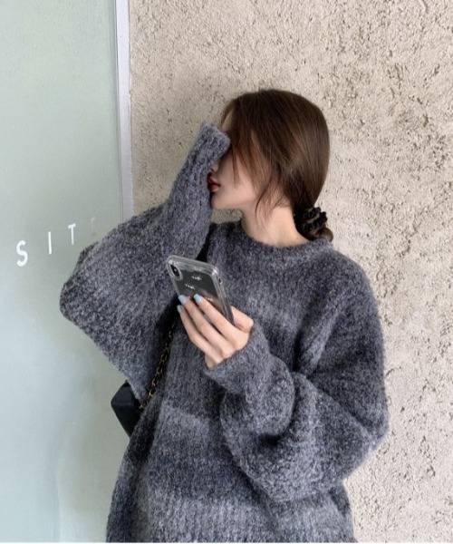 sorule（ソルレ）の「グラデーションブークレオーバーニット（ニット/セーター・レディース・パープル/グレー/カーキ・MEDIUM/LARGE）」の2枚目の写真