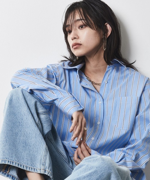CHIC STYLE(シックスタイル)の「<大きいサイズ>綿100%バックロングシャツ シックスタイル(シャツ/ブラウス・レディース・ブルー系/オフホワイト・L/5L/4L/3L/LL)」の2枚目の写真