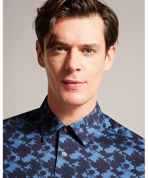 Ted Baker（テッドベーカー）の「FLYDA 長袖 プリントシャツ（シャツ/ブラウス・メンズ・グリーン系その他2/ダークネイビー・4/5/1/2/3）」の3枚目の写真