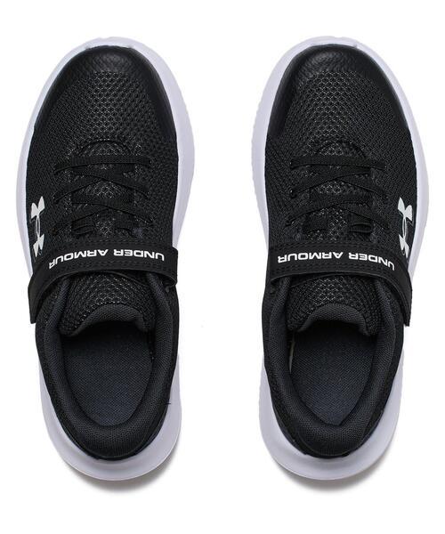 UNDER ARMOUR（アンダーアーマー）の「UAサージ4 AC（ランニング/KIDS）（スニーカー・キッズ・ブラック・20.5cm/19.5cm/19.0cm/18.0cm/21.5cm/20.0cm/21.0cm/22.0cm/17.0cm/18.5cm/17.5cm/16.5cm）」の3枚目の写真