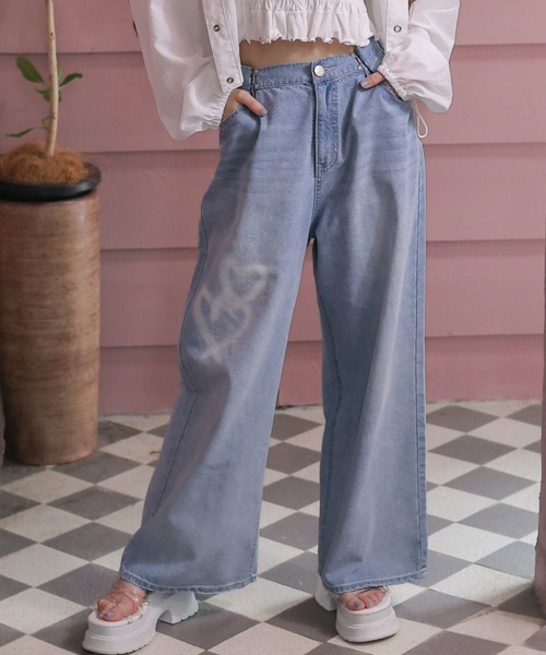 repipi armario(レピピ アルマリオ)の「ハートスプレーホックデニム(デニムパンツ・キッズ・ライトブルー・LARGE/MEDIUM/SMALL)」の1枚目の写真
