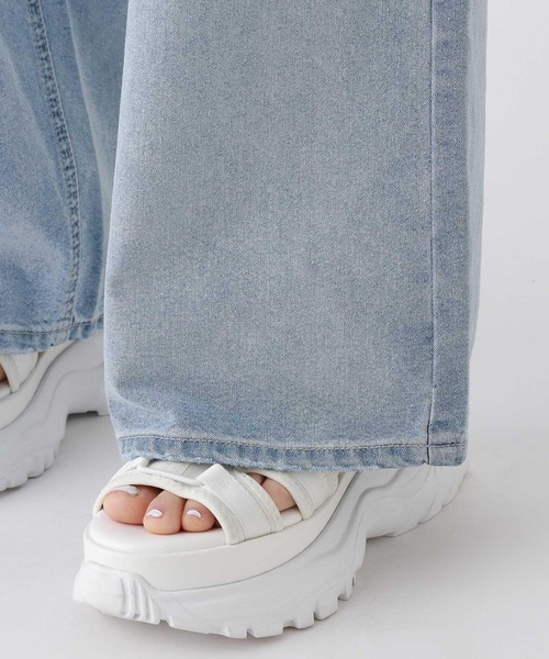 repipi armario(レピピ アルマリオ)の「ハートスプレーホックデニム(デニムパンツ・キッズ・ライトブルー・LARGE/MEDIUM/SMALL)」の3枚目の写真