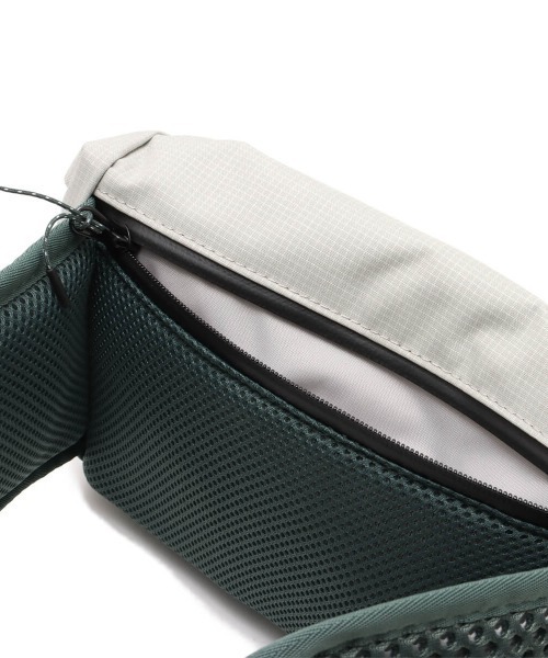 NIKE ACG(ナイキエィシージー)の「NIKE ACG AYSEN WAISTPACK / ナイキ エーシージーアイセン ファニー パック (3L) 【SP】(ボディバッグ/ウエストポーチ・メンズ・グリーン・ONE SIZE)」の4枚目の写真