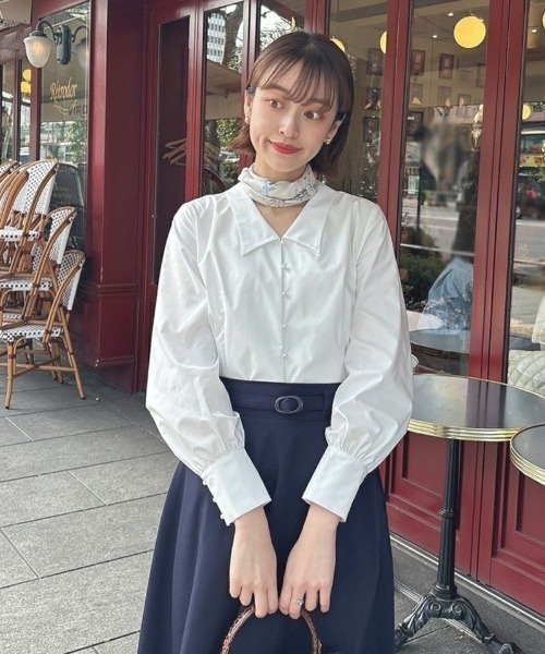 an another angelus（アンアナザーアンジェラス）の「パール釦Vネックシャツ/ananotherangelus/fint　フィント（シャツ/ブラウス・レディース・オフホワイト/ブルーグレー・FREE）」の3枚目の写真