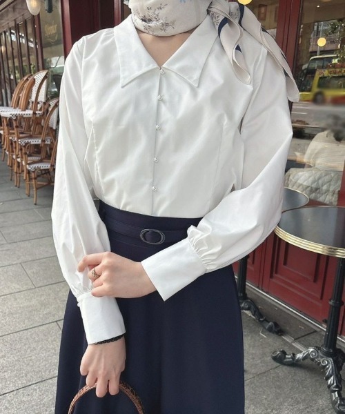 an another angelus（アンアナザーアンジェラス）の「パール釦Vネックシャツ/ananotherangelus/fint　フィント（シャツ/ブラウス・レディース・オフホワイト/ブルーグレー・FREE）」の5枚目の写真