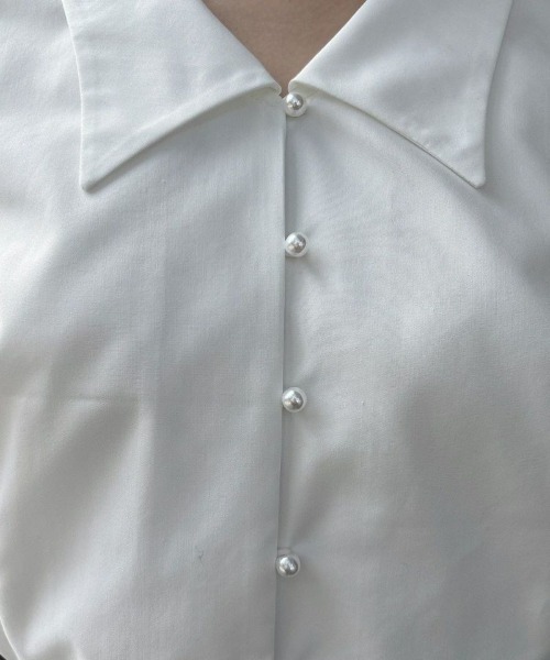 an another angelus（アンアナザーアンジェラス）の「パール釦Vネックシャツ/ananotherangelus/fint　フィント（シャツ/ブラウス・レディース・オフホワイト/ブルーグレー・FREE）」の6枚目の写真