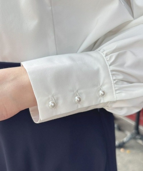 an another angelus（アンアナザーアンジェラス）の「パール釦Vネックシャツ/ananotherangelus/fint　フィント（シャツ/ブラウス・レディース・オフホワイト/ブルーグレー・FREE）」の7枚目の写真