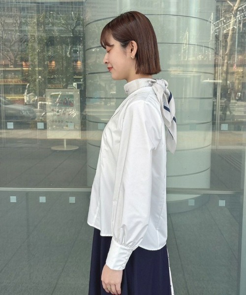 an another angelus（アンアナザーアンジェラス）の「パール釦Vネックシャツ/ananotherangelus/fint　フィント（シャツ/ブラウス・レディース・オフホワイト/ブルーグレー・FREE）」の9枚目の写真