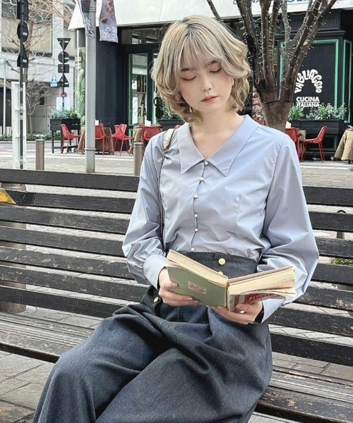 an another angelus（アンアナザーアンジェラス）の「パール釦Vネックシャツ/ananotherangelus/fint　フィント（シャツ/ブラウス・レディース・オフホワイト/ブルーグレー・FREE）」の10枚目の写真