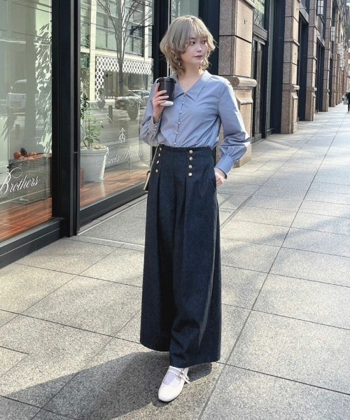 an another angelus（アンアナザーアンジェラス）の「パール釦Vネックシャツ/ananotherangelus/fint　フィント（シャツ/ブラウス・レディース・オフホワイト/ブルーグレー・FREE）」の11枚目の写真