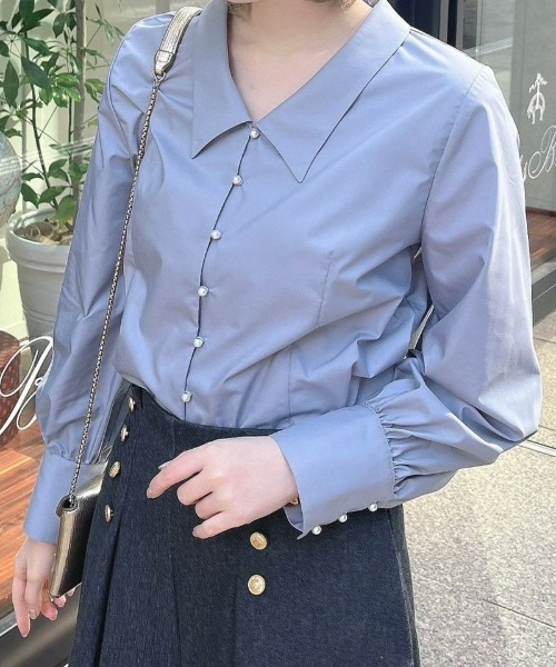 an another angelus（アンアナザーアンジェラス）の「パール釦Vネックシャツ/ananotherangelus/fint　フィント（シャツ/ブラウス・レディース・オフホワイト/ブルーグレー・FREE）」の12枚目の写真