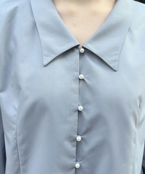 an another angelus（アンアナザーアンジェラス）の「パール釦Vネックシャツ/ananotherangelus/fint　フィント（シャツ/ブラウス・レディース・オフホワイト/ブルーグレー・FREE）」の13枚目の写真