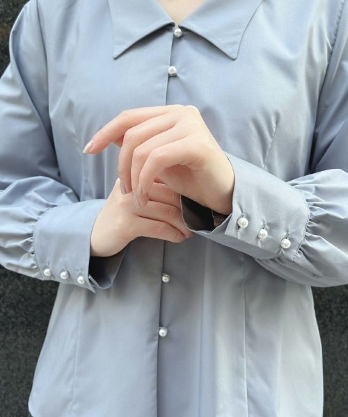 an another angelus（アンアナザーアンジェラス）の「パール釦Vネックシャツ/ananotherangelus/fint　フィント（シャツ/ブラウス・レディース・オフホワイト/ブルーグレー・FREE）」の14枚目の写真