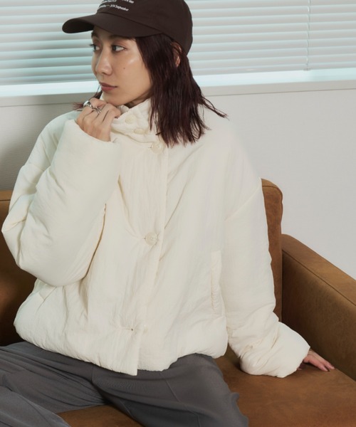 Auntie Rosa Holiday（アンティローザホリデー）の「3WAY中綿クロップドブルゾン（ダウンジャケット/コート・レディース・ブラック/アイボリー・FREE）」の2枚目の写真