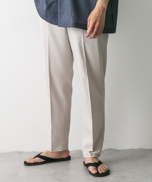 URBAN RESEARCH DOORS（アーバンリサーチドアーズ）の「TRツイルテーパードトラウザー（その他パンツ・メンズ・ブラック/ベージュ系その他/ブルー系その他/モカ/グレー・SMALL/LARGE/MEDIUM）」の6枚目の写真