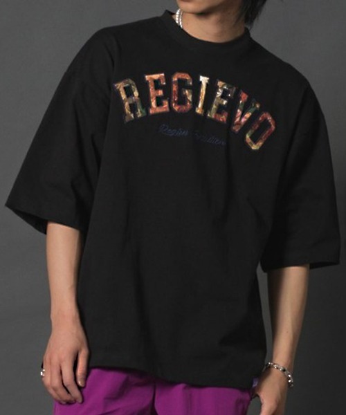 REGIEVO(レジエボ)の「【REGIEVO】 カレッジロゴ オーバーサイズ ルーズTシャツ(Tシャツ/カットソー・メンズ・オフホワイト/グレー/ブラック・LARGE/MEDIUM)」の2枚目の写真