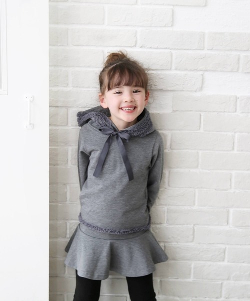 Rora（ローラ）の「マール ベビーフリル スカッツ ＆ パーカー セットアップ 上下セット（Tシャツ/カットソー・キッズ・グレー・110/120/130/140/150）」の4枚目の写真
