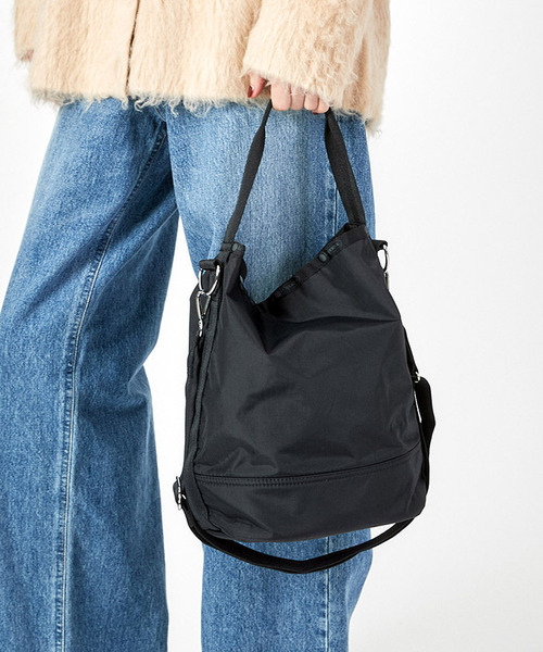 LeSportsac（レスポートサック）の「CONVERTIBLE BUCKET BAG リサイクルドブラックJP（ショルダーバッグ・レディース・ブラック・FREE）」の2枚目の写真