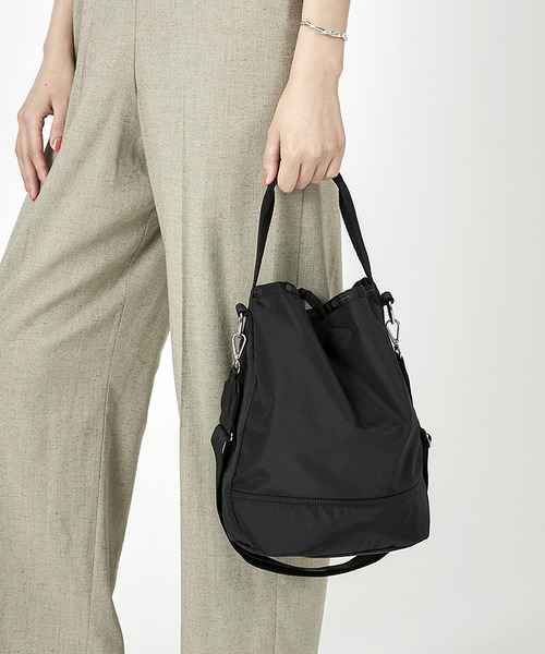 LeSportsac（レスポートサック）の「CONVERTIBLE BUCKET BAG リサイクルドブラックJP（ショルダーバッグ・レディース・ブラック・FREE）」の5枚目の写真