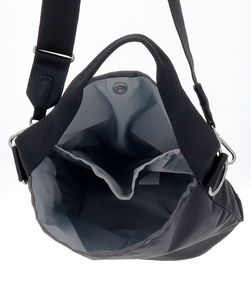 LeSportsac（レスポートサック）の「CONVERTIBLE BUCKET BAG リサイクルドブラックJP（ショルダーバッグ・レディース・ブラック・FREE）」の9枚目の写真