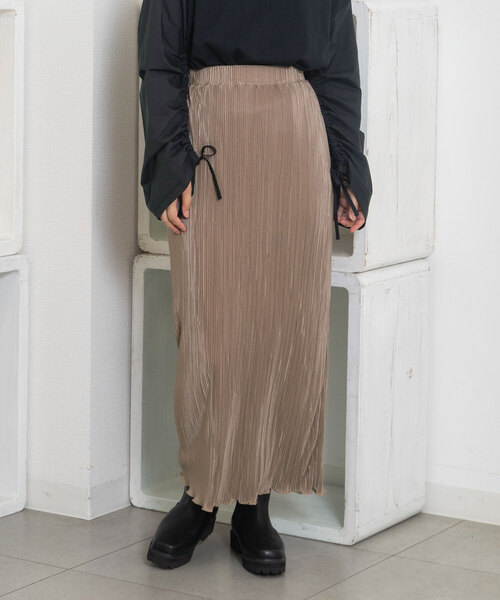 POU DOU DOU(プードゥドゥ)の「サテンプリーツIラインスカート(スカート・レディース・ブラック/モカ/グレー系・M)」の4枚目の写真
