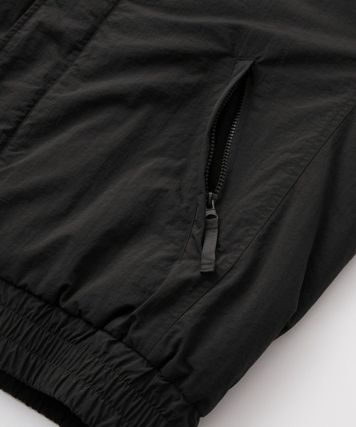 BARK MANHATTAN（バークマンハッタン）の「撥水ナイロンタッサー中綿スタンドマウンテンジャケット（ダウンジャケット/コート・メンズ・ライトグレー/ブラック系/ブラック/ダークブラウン・L/M）」の13枚目の写真