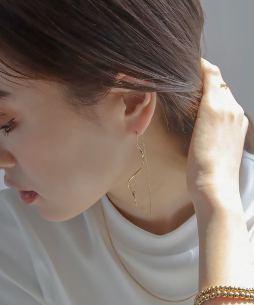 abaskdesign(アバスクデザイン)の「金属アレルギー対応 ウェーブ アメリカンステンレスピアス(ピアス(両耳用)・レディース・ゴールド/シルバー・FREE)」の5枚目の写真