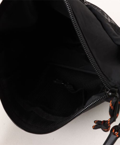 UNIVERSAL OVERALL(ユニバーサルオーバーオール)の「FRONT MESH ZILE SHOULDER / フロントメッシュタフタナイロン ショルダーバッグ(ショルダーバッグ・レディース・ブラック・FREE)」の4枚目の写真