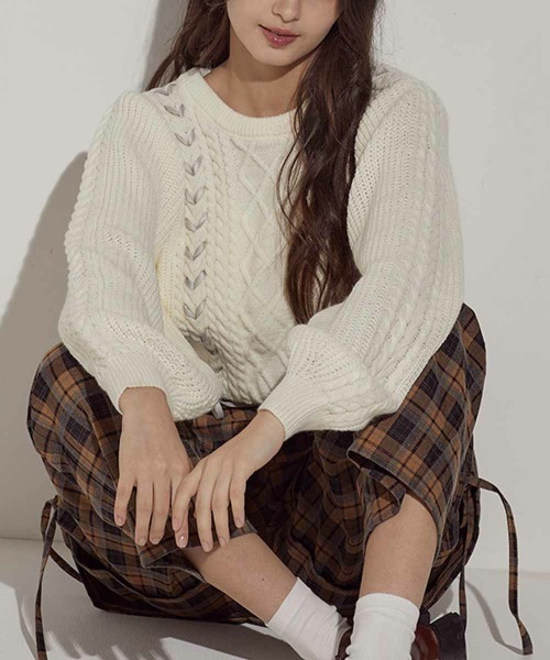 F i.n.t（フィント）の「リボンレースアップケーブルニットプルオーバー/fint（ニット/セーター・レディース・オフホワイト/レッド/ライトグレー・FREE）」の10枚目の写真