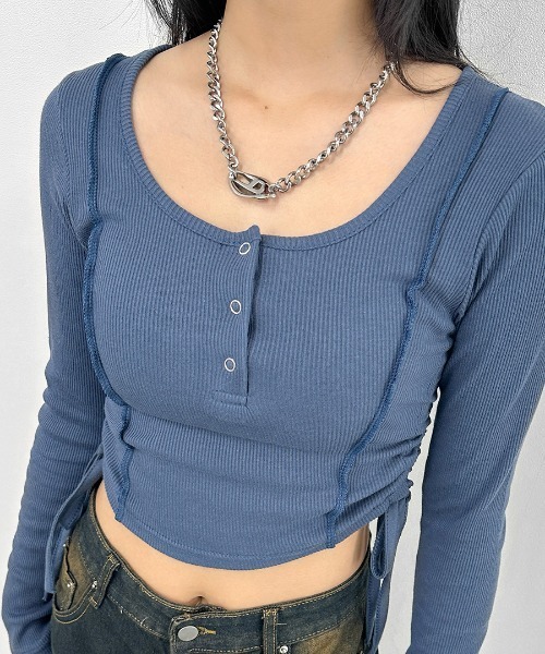 LVEU.(ラブユ.)の「【LVEU.】サイドシャーリングリブニットトップス / トップス リブ ニット シャーリング ボタン Uネック クロップド ショート 長袖 ブラック ブルー(Tシャツ/カットソー・レディース・ブルー/ブラック・FREE)」の19枚目の写真