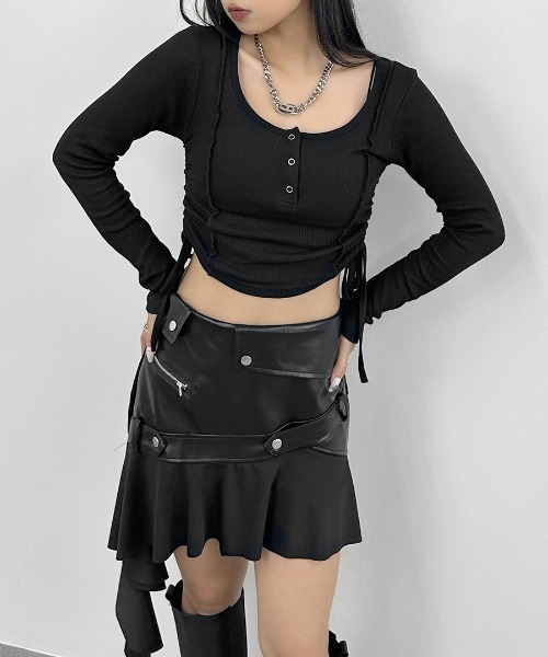 LVEU.(ラブユ.)の「【LVEU.】サイドシャーリングリブニットトップス / トップス リブ ニット シャーリング ボタン Uネック クロップド ショート 長袖 ブラック ブルー(Tシャツ/カットソー・レディース・ブルー/ブラック・FREE)」の4枚目の写真