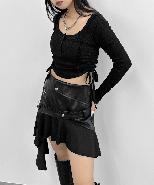 LVEU.(ラブユ.)の「【LVEU.】サイドシャーリングリブニットトップス / トップス リブ ニット シャーリング ボタン Uネック クロップド ショート 長袖 ブラック ブルー(Tシャツ/カットソー・レディース・ブルー/ブラック・FREE)」の5枚目の写真