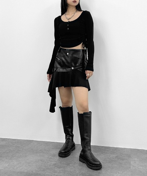 LVEU.(ラブユ.)の「【LVEU.】サイドシャーリングリブニットトップス / トップス リブ ニット シャーリング ボタン Uネック クロップド ショート 長袖 ブラック ブルー(Tシャツ/カットソー・レディース・ブルー/ブラック・FREE)」の9枚目の写真