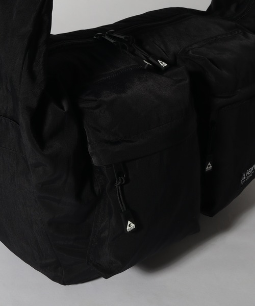 GERRY(ジェリー)の「【GERRY/ジェリー】大容量 2ポケット バナナ型ショルダーバッグ(ショルダーバッグ・メンズ・ブラック・FREE)」の8枚目の写真