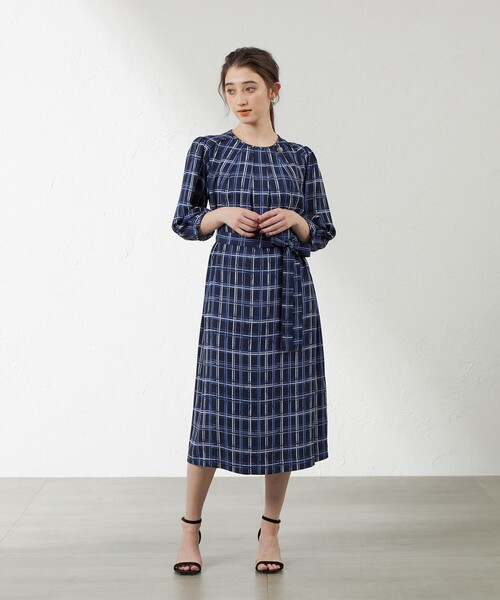 amaca（アマカ）の「ハンドドローイングチェックタックワンピース（ワンピース・レディース・ダークネイビー/ベージュ・40/38）」の3枚目の写真