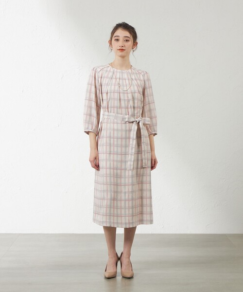amaca（アマカ）の「ハンドドローイングチェックタックワンピース（ワンピース・レディース・ダークネイビー/ベージュ・40/38）」の4枚目の写真