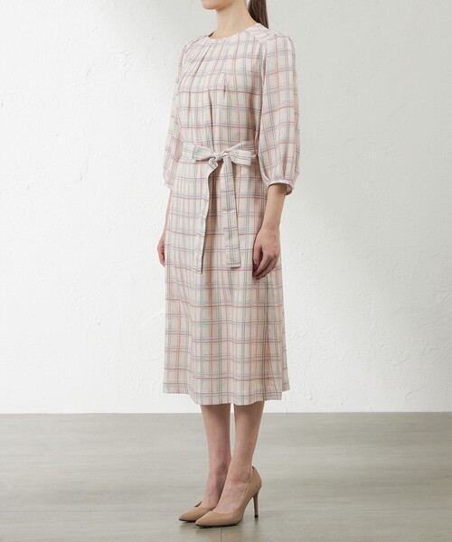 amaca（アマカ）の「ハンドドローイングチェックタックワンピース（ワンピース・レディース・ダークネイビー/ベージュ・40/38）」の6枚目の写真