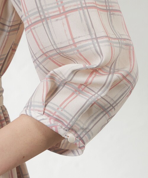 amaca（アマカ）の「ハンドドローイングチェックタックワンピース（ワンピース・レディース・ダークネイビー/ベージュ・40/38）」の8枚目の写真